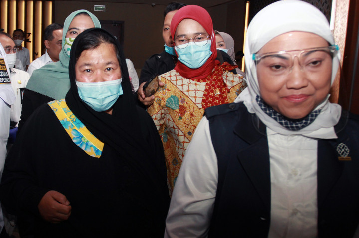 Etty binti Thoyib pekerja migran Indonesia (PMI) yang terbebas dari hukuman mati di Arab Saudi tiba di Bandara Soekarno Hatta, Tangerang, Banten, Senin, 6 Juli 2020 malam. ANTARA FOTO/Muhammad Iqbal