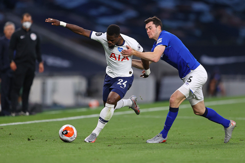 Tuan rumah Tottenham Hotspur mengambil inisiatif serangan sejak awal laga. Tetapi rapatnya barisan pertahanan Everton menyulitkan para pemain Spurs untuk mencetak gol. 