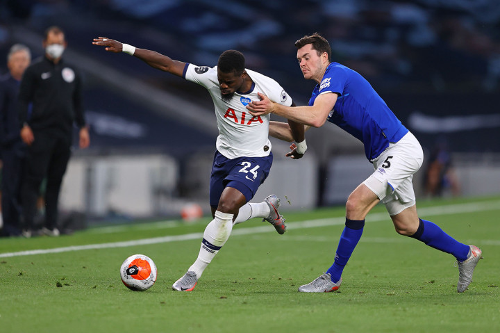 Tuan rumah Tottenham Hotspur mengambil inisiatif serangan sejak awal laga. Tetapi rapatnya barisan pertahanan Everton menyulitkan para pemain Spurs untuk mencetak gol. 