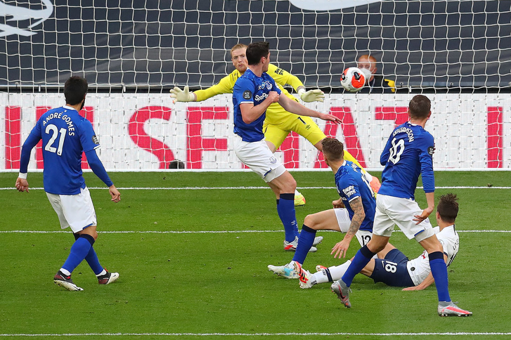 Spurs berhasil membuka keunggulan pada menit ke-23. Gol berawal saat sepakan Giovani Lo Celso membentur badan Michael Keane yang membuat penjaga gawang Jordan Pickford salah langkah sehingga gol bunuh diri pun tercipta.