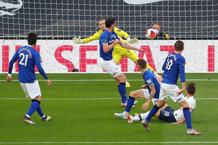 Spurs berhasil membuka keunggulan pada menit ke-23. Gol berawal saat sepakan Giovani Lo Celso membentur badan Michael Keane yang membuat penjaga gawang Jordan Pickford salah langkah sehingga gol bunuh diri pun tercipta.