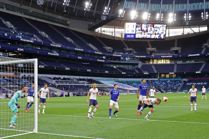 Kiper Spurs Hugo Lloris tidak banyak mengalami gangguan pada babak pertama, namun saat meninggalkan lapangan pada jeda antar babak, dia cekcok dengan rekan satu timnya yang asal Korea Selatan, Son Heung-min. Lloris terlihat mendorong Son  sebelum Lo Celso dan Harry Winks memisahkan mereka.