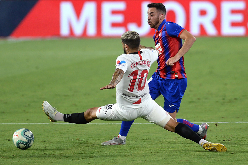 Sekalipun mendominasi penguasaan bola sampai 63 persen, Sevilla kalah jauh dari Eibar dalam menciptakan peluang gol. Eibar melepaskan 19 percobaan gol yang tiga di antaranya on target. Sebaliknya Sevilla membuat delapan kali penetrasi ke gawang Eibar yang tiga di antaranya tepat sasaran. Tidak ada gol yang tercipta pada babak pertama.