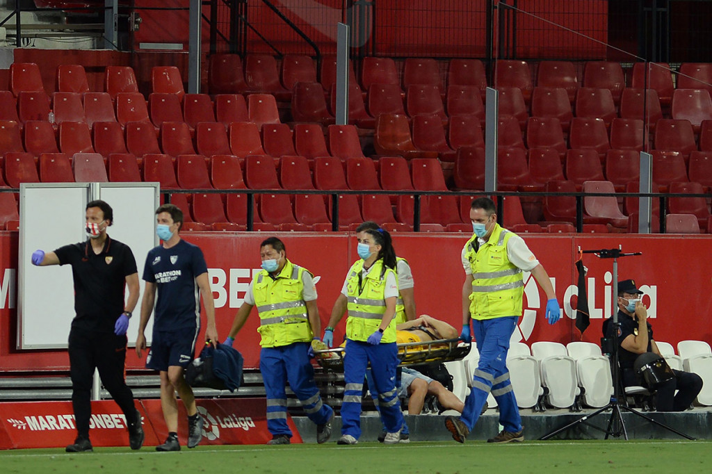 Vaclik kemudian ditarik keluar lapangan pada menit 90+10.