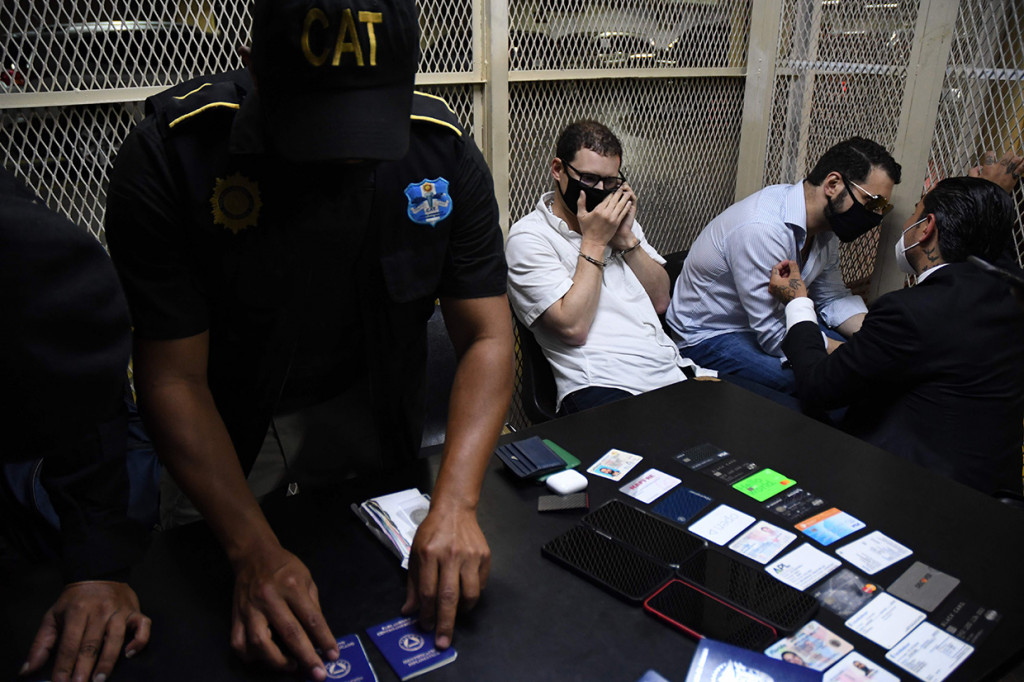 Keduanya masuk dalam daftar pencarian orang di AS karena konspirasi pencucian uang, demikian keterangan kepolisian Guatemala. Namun untuk sementara keduanya akan tetap berada di Guatemala.