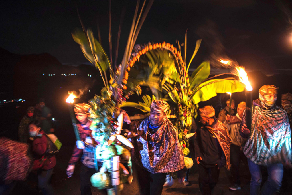 Puncak ritual berlangsung di Pura Ponten, Selasa, 7 Juli 2020, dini hari tadi. AFP Photo/Juni Kriswanto