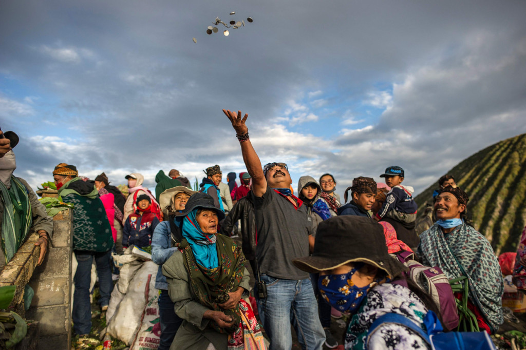Perayaan Yadnya Kasada merupakan bentuk ungkapan syukur dan penghormatan kepada leluhur masyarakat Suku Tengger dengan cara melarung sesaji berupa hasil bumi dan ternak ke kawah Gunung Bromo. AFP Photo/Juni Kriswanto