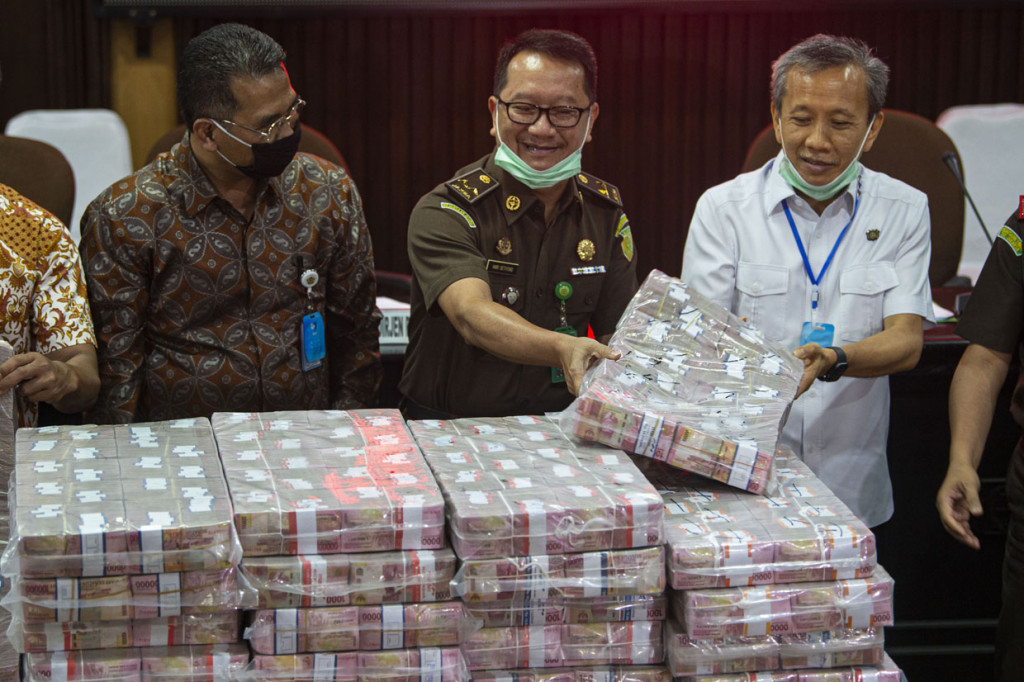 Kepala Pusat Penerangan Hukum (Kapuspenkum) Kejaksaan Agung (Kejagung) Hari Setiyono (tengah) dan Jaksa Agung Muda Pidana Khusus (Jampidsus) Ali Mukartono (kanan), dan Direktur Jenderal Perbendaharaan Kemenkeu Andin Hadiyanto menunjukkan barang bukti berupa uang sitaan di kantor Kejagung, Jakarta.