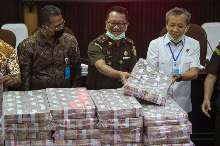 Kepala Pusat Penerangan Hukum (Kapuspenkum) Kejaksaan Agung (Kejagung) Hari Setiyono (tengah) dan Jaksa Agung Muda Pidana Khusus (Jampidsus) Ali Mukartono (kanan), dan Direktur Jenderal Perbendaharaan Kemenkeu Andin Hadiyanto menunjukkan barang bukti berupa uang sitaan di kantor Kejagung, Jakarta.