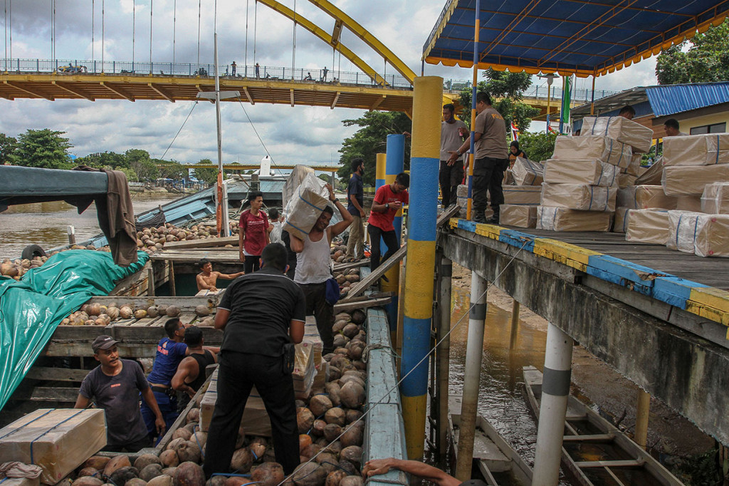 Modus para tersangka menyelundupkan rokok tersebut yaitu dengan cara disimpan di bawah kelapa yang dimuat di kapal dari Kepulauan Riau dengan tujuan Sungai Dendan, Kabupaten Inhil tersebut.