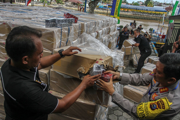 Polisi berhasil mengamankan dua tersangka dan menyita sebanyak 1.062 kardus berisi sebanyak 531.000 bungkus rokok ilegal dari sebuah kapal di perairan Kuala Selat Kabupaten Indragiri Hilir, dengan nilai kerugian negara diperkirakan mencapai Rp4.991.400.000.