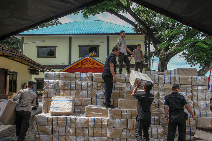 Petugas Kepolisian Polairud Polda Riau mengeluarkan kardus berisi rokok ilegal di Mako Polairud Polda Riau, di Pekanbaru, Riau, Selasa, 7 Juli 2020.