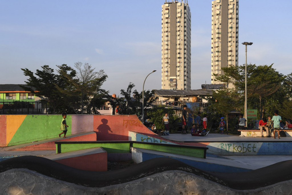 RTH Kalijodo menjadi lokasi yang ramai dikunjungi warga PascaPemprov DKI Jakarta membuka kembali sejumlah RTH di DKI Jakarta setelah ditutup akibat Covid-19. 