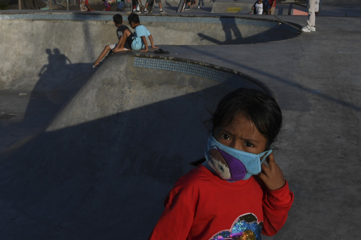 Meskipun ramai, penerapan protokol kesehatan di area publik ini tetap dilakukan. Salah satunya wajib menggunakan masker.