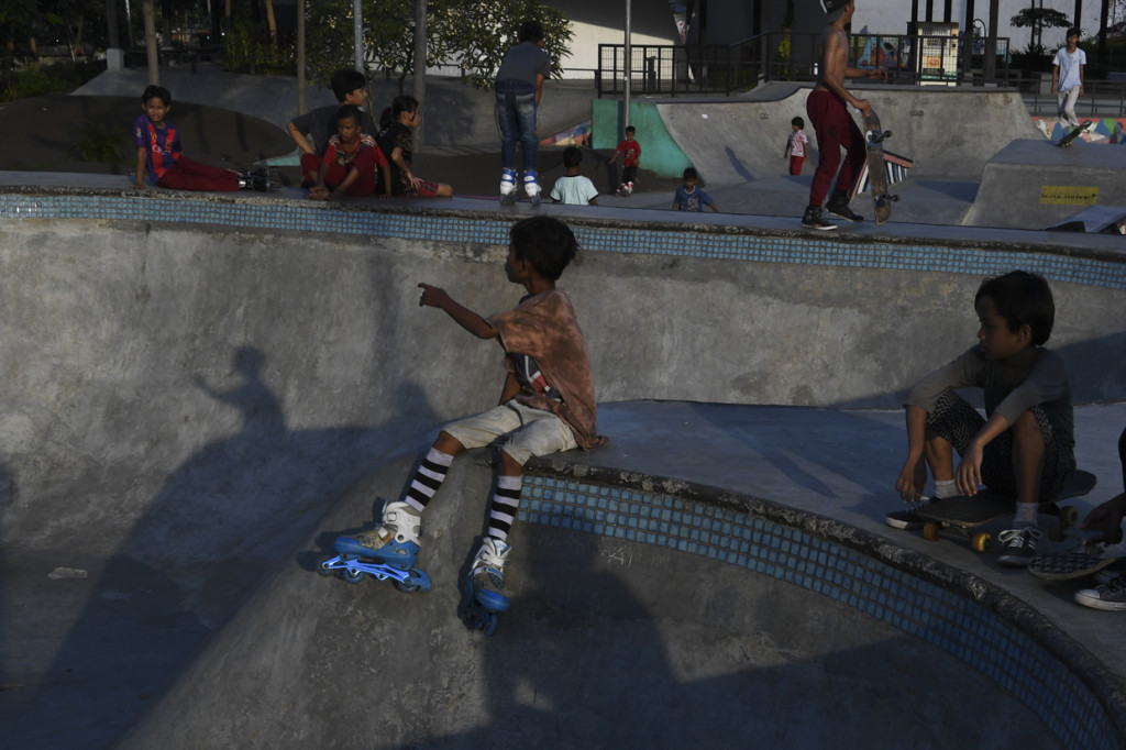 Seorang warga bermain skateboard di ruang terbuka hijau (RTH) Kalijodo, Jakarta.
