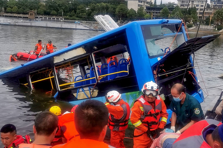 Petugas penyelamat mengevakuasi jenazah korban jatuhnya sebuah bus ke dalam danau di Kota Anshun, Provinsi Guizhou, Tiongkok, Selasa, 7 Juli 2020.