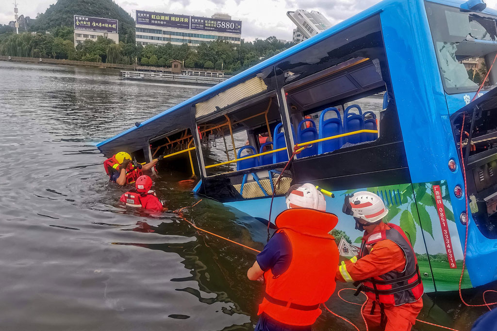 Setidaknya 21 orang tewas dan 15 lainnya luka-luka ketika sebuah bus yang membawa siswa yang akan melaksanakan ujian masuk perguruan tinggi terjun ke danau di barat daya Tiongkok pada Selasa, 7 Juli.