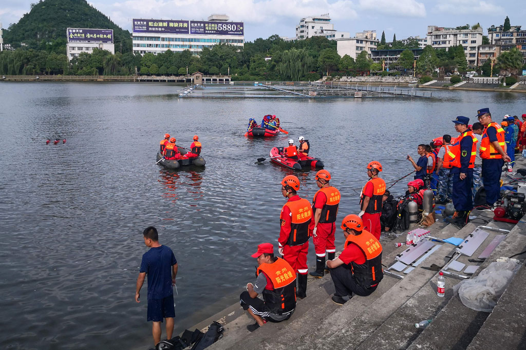 Media setempat mengabarkan bahwa bus nomor 2 di Kota Anshun menabrak pembatas jalan hingga tercebur ke dalam danau di Distrik Xixiu pukul 12.30 waktu setempat (11.30 WIB).