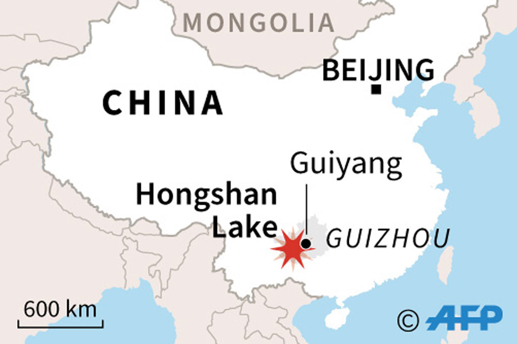 Sedikitnya 12 truk pemadam kebakaran, perahu karet, dan 97 petugas SAR termasuk 17 penyelam dikerahkan ke lokasi kejadian untuk mengevakuasi para korban, demikian Guizhou Daily.