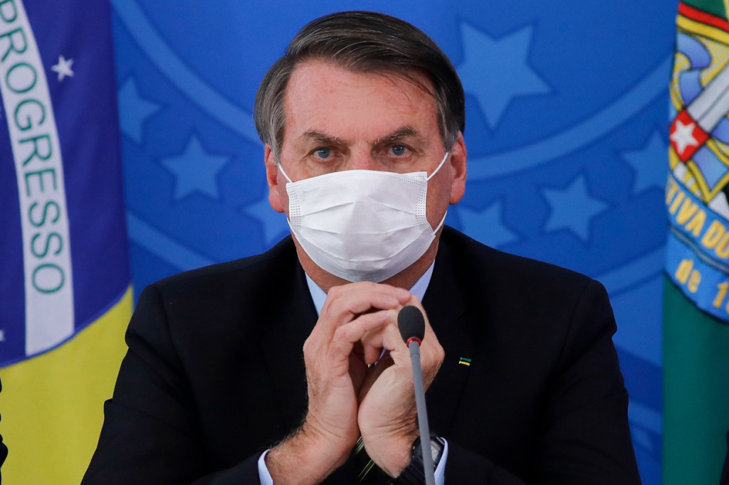 Dalam pidato itu, Bolsonaro terlihat mengenakan masker dan meminta kepada semua orang supaya untuk sementara menjauh darinya. AFP Photo/Sergio Lima