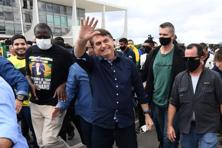Bolsonaro selama ini bersikap kerap meremehkan bahaya virus corona. Ia juga tak pernah menaati protokol kesehatan seperti memakai masker dan menjaga jarak. AFP Photo/Evaristo Sa