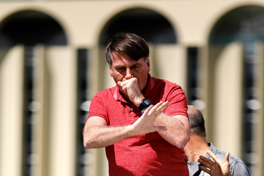 Bolsonaro kembali menjalani pemeriksaan setelah menunjukkan gejala Covid-19, yakni mengidap demam hingga 38 derajat Celcius. AFP Photo/Sergio Lima