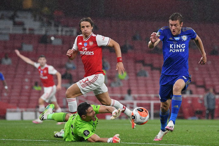 Kedua tim tampil menyerang sejak sepak mula, tetapi Leicester lebih dulu mengancam lewat tembakan Jamie Vardy dan Kelechi Iheanacho yang masih bisa dihentikan oleh kiper Emiliano Martinez.
