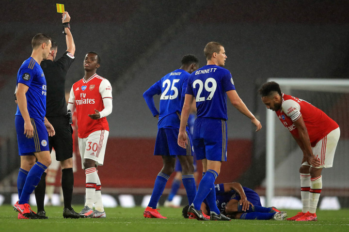 Petaka bagi Arsenal terjadi pada menit ke-75 ketika Eddie Nketiah yang baru beberapa menit memasuki lapangan menggantikan Lacazette diganjar kartu merah oleh wasit karena tekel berbahaya terhadap James Justin. Wasit awalnya memberi kartu kuning, tetapi setelah berkonsultasi dengan VAR ia kemudian mengeluarkan kartu merah.