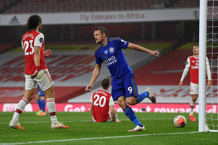 Vardy melakukan selebrasi usai menaklukkan kiper Arsenal Martinez. Skor 1-1 bertahan hingga laga usai.