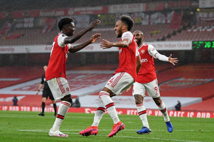 Aubameyang melakukan selebrasi bersama rekan-rekan setimnya. Skor 1-0 bertahan hingga jeda.