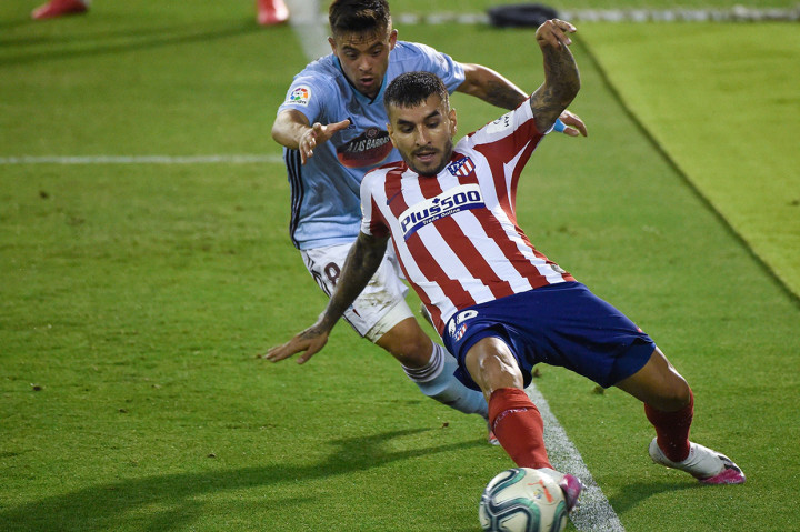 Striker Atletico Madrid Angel Correa berusaha menghindar dari kejaran gelandang tuan rumah Fran Beltran. 