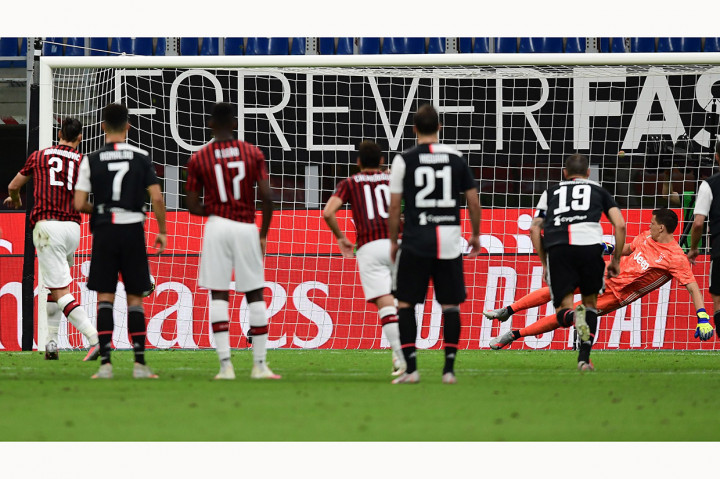 Milan berusaha bangkit. Pada menit ke-62 tuan rumah mendapat hadiah penalti setelah Leonardo Bonucci hanball di dalam kotak terlarang. Zlatan Ibrahimovic sukses menunaikan tugasnya sebagai algojo untuk memperkecil ketertinggalan menjadi 1-2.