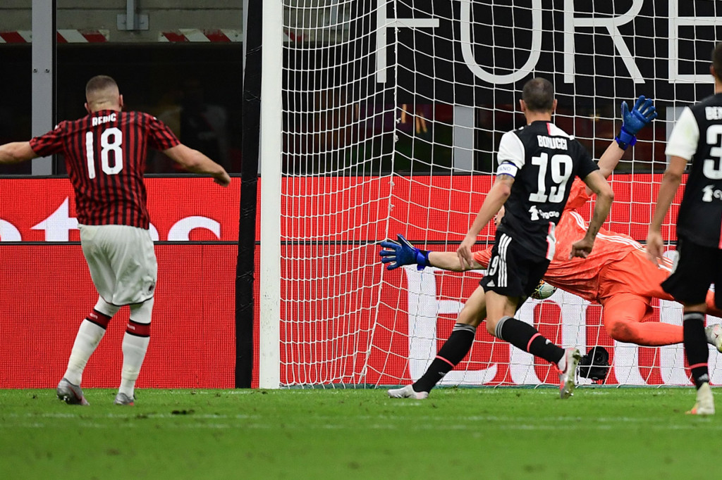 Milan kemudian mampu membobol gawang Juve untuk keempat kalinya. Operan buruk Alex Sandro di kotak penaltinya sendiri diintersep Bonaventura, yang kemudian menyodorkannya kepada Rebic untuk dikonversi menjadi gol pamungkas.