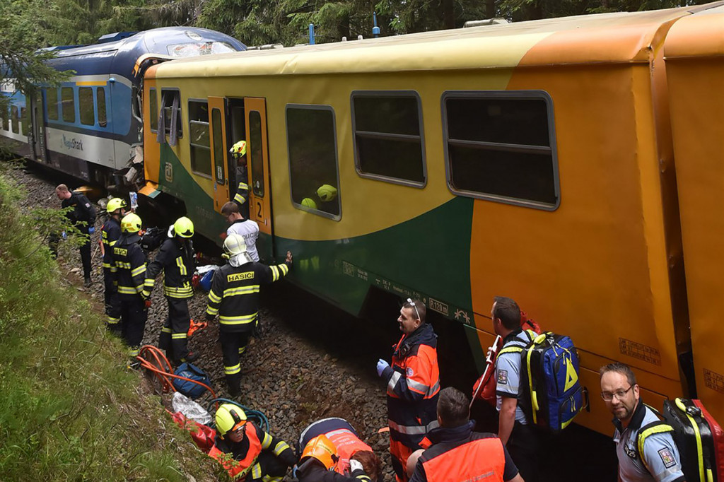 Sedikitnya dua orang tewas dan belasan lainnya cedera ketika dua kereta penumpang bertabrakan di dekat kota spa Karlovy Vary di Ceko barat, Selasa, 7 Juli 2020 waktu setempat.