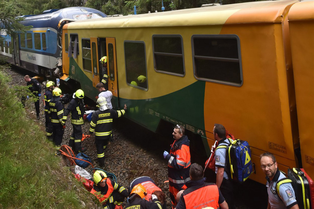 Kecelakaan itu terjadi di perbatasan antara Desa Pernink dan Karlovy Vary sekitar 120 kilometer (75 mil) barat Praha dan dekat perbatasan Jerman, sekitar 1300 GMT.