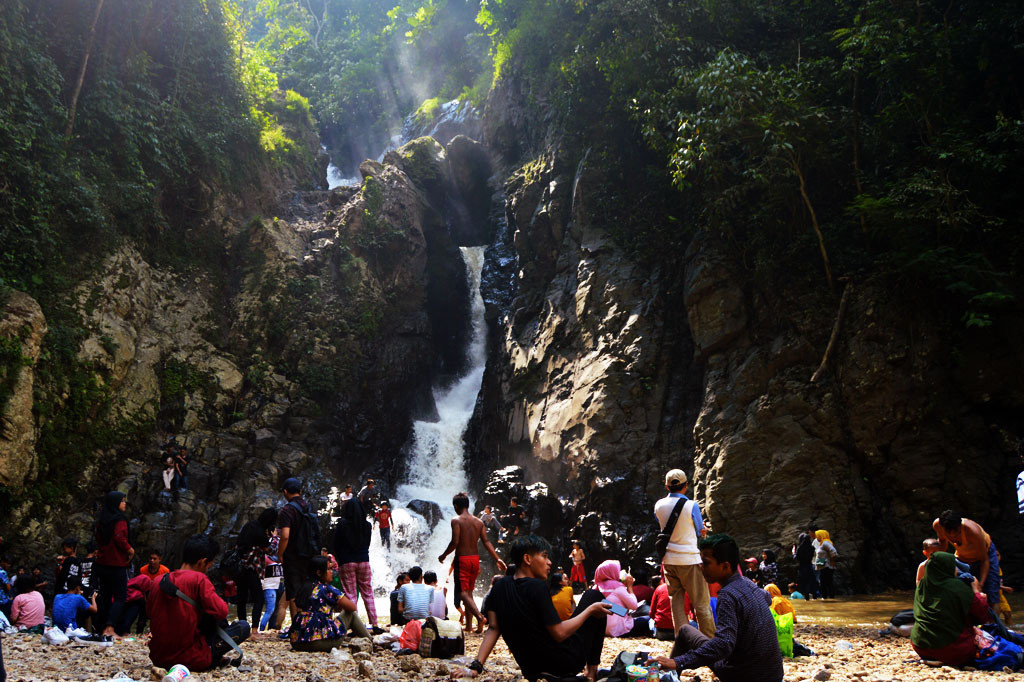 Berada di Desa Leuwibatu, Kecamatan Rumpin, Kabupaten Bogor, letak Curug Dengdeng sedikit tersembunyi. Anda harus melewati kebun warga, hutan, dengan jalan yang naik turun untuk sampai di tempat tersebut.