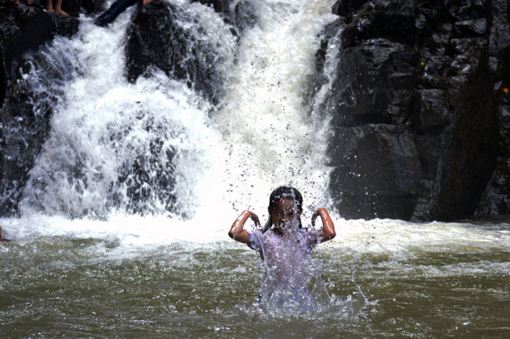 Tidak lengkap rasanya jika datang ke Curug Dengdeng tidak berenang. Dengan air yang jernih dan derasnya curahan air curug membuat suasana menjadi sejuk dan segar.