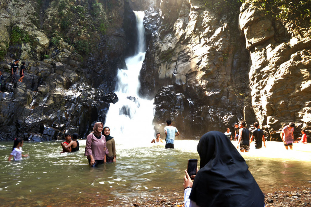 Namun jika sudah sampai di lokasi, kelelahan Anda akan langsung terbayar dan terobati dengan indahnya pemandangan air terjun setinggi sekitar 20 meter tersebut.