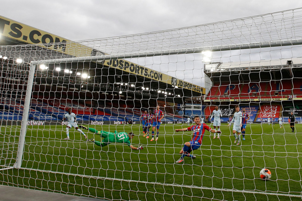 Hingga pada menit ke-71, Tammy Abraham yang baru enam menit merumput menggantikan Giroud sukses mencetak gol ketiga Chelsea memanfaatkan umpan sontekan Ruben Loftus-Cheek. Skor menjadi 1-3.