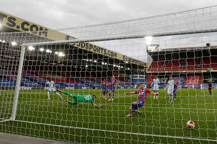 Hingga pada menit ke-71, Tammy Abraham yang baru enam menit merumput menggantikan Giroud sukses mencetak gol ketiga Chelsea memanfaatkan umpan sontekan Ruben Loftus-Cheek. Skor menjadi 1-3.