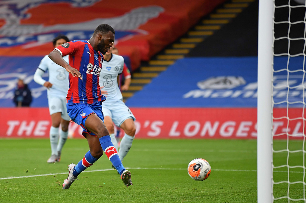 Semenit kemudian, Palace mencetak gol balasan lewat sontekan jarak dekat Benteke menyelesaikan umpan dari Patrick van Aanholt dan mengubah skor jadi 2-3.