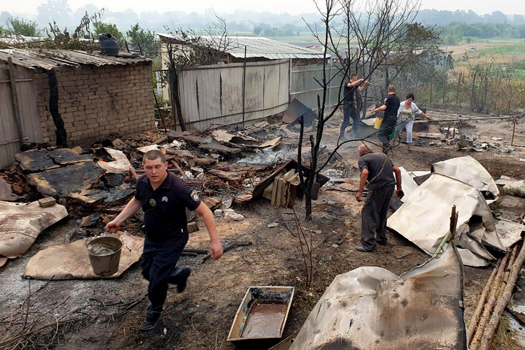 Kantor Presiden Volodymyr Zelensky, yang mengadakan pertemuan dengan menteri dalam negeri dan pejabat lainnya, mengatakan lebih dari 350 petugas pemadam kebakaran dan petugas penyelamat berada di lokasi untuk memadamkan api.