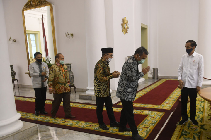 Presiden Joko Widodo (kanan) menyambut pimpinan MPR sebelum pertemuan di Istana Bogor, Jawa Barat.