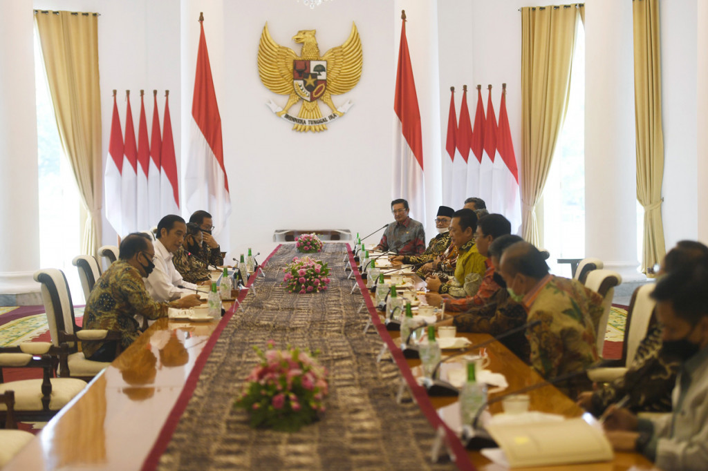 Pimpinan MPR membahas sidang tahunan dan RUU Haluan Ideologi Pancasila (RUU HIP) usulan DPR saat bertemu Presiden Joko Widodo di Istana Kepresidenan Bogor, Jawa Barat. Soal sidang tahunan, pimpinan MPR menyebut Jokowi akan hadir secara fisik.