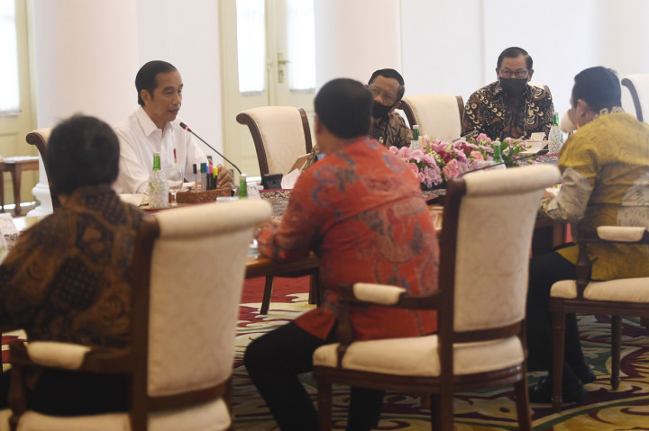 Isu lain yang dibahas adalah persoalan ekonomi. Pemerintah berupaya memberikan stimulus ekonomi terhadap situasi ekonomi yang terdampak pandemi virus korona (Covid-19).