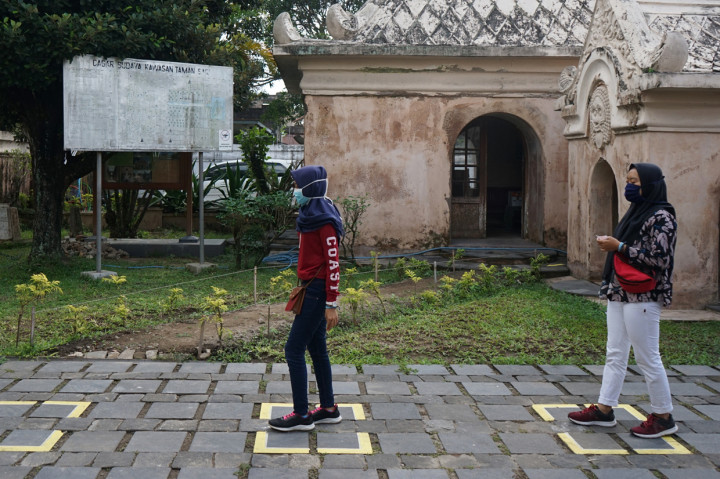 Pengunjung berada di kawasan wisata Taman Sari, Yogyakarta.