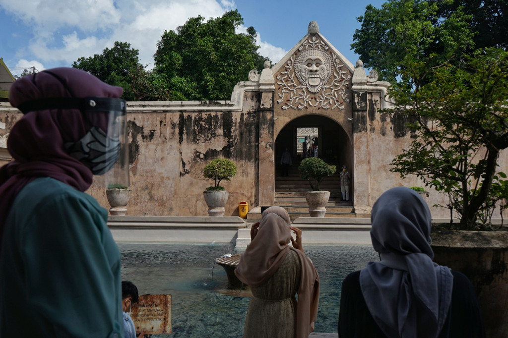 Setelah tutup sejak bulan Maret 2020 akibat pandemi Covid-19, mulai 8 Juli 2020 destinasi wisata Taman Sari kembali dibuka dengan protokol kesehatan Covid-19 seperti wajib menggunakan masker, cuci tangan, pembatasan jumlah pengungjung dan durasi kunjungan.