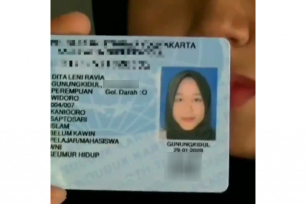  Seorang gadis cantik berusia 18 tahun di Gunungkidul, Daerah Istimewa Yogyakarta ini mendadak viral, setelah namanya yang unik menjadi buah bibir kalangan warganet. Gadis yang tercatat sebagai siswi kelas XII SMKN 1 Saptosari jurusan Otomotif tersebut bernama Dita Leni Ravia, atau dalam Bahasa Indonesia berarti diikat dengan tali ravia.