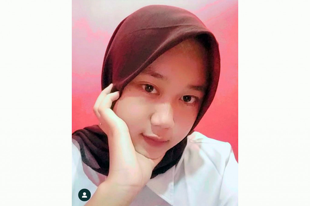 Sementara sang ibunda, Emy menyatakan bahwa saat melahirkan putri sulungnya tersebut, dia telah punya nama pilihan yaitu Dita. Sementara nama Leni Ravia, menurutnya, muncul karena spontanitas dirinya bersama suami, Suro, 45.