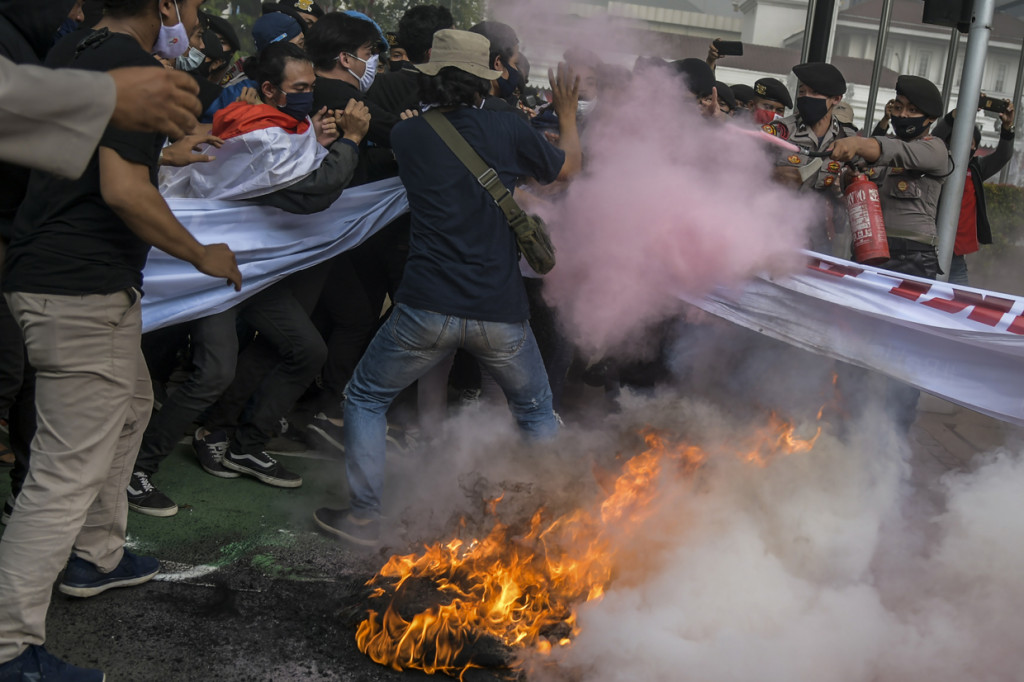 Ketegangan memuncak ketika petugas kepolisian dan petugas pemadam mematikan kobaran api dari ban yang terbakar, dan tak bisa diterima para pengunjuk rasa.